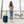 Kvinna på flygplats med bagage